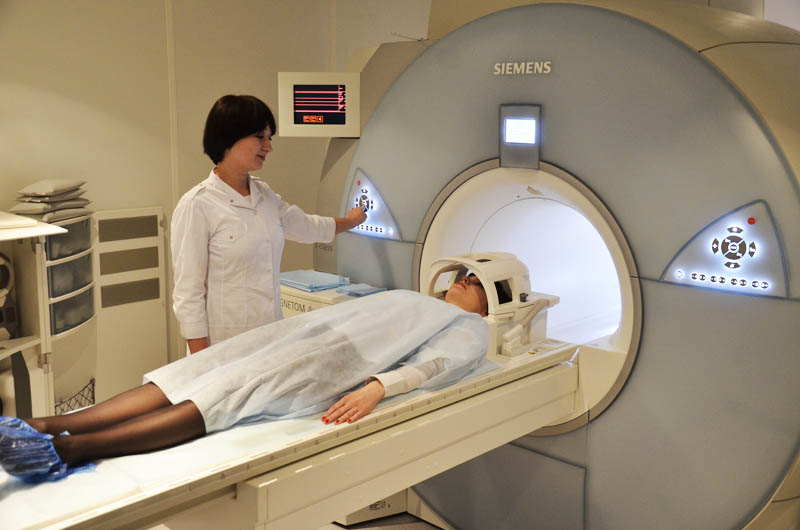 МРТ головного мозга в клиниках - цены и отзывы.